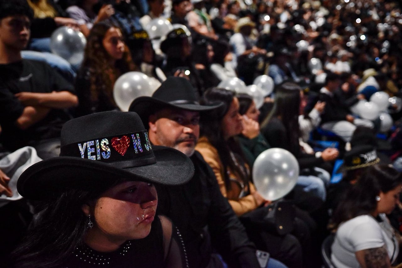 Velas, flores y mensajes de despedida hacen parte de los actos simbólicos durante el homenaje.