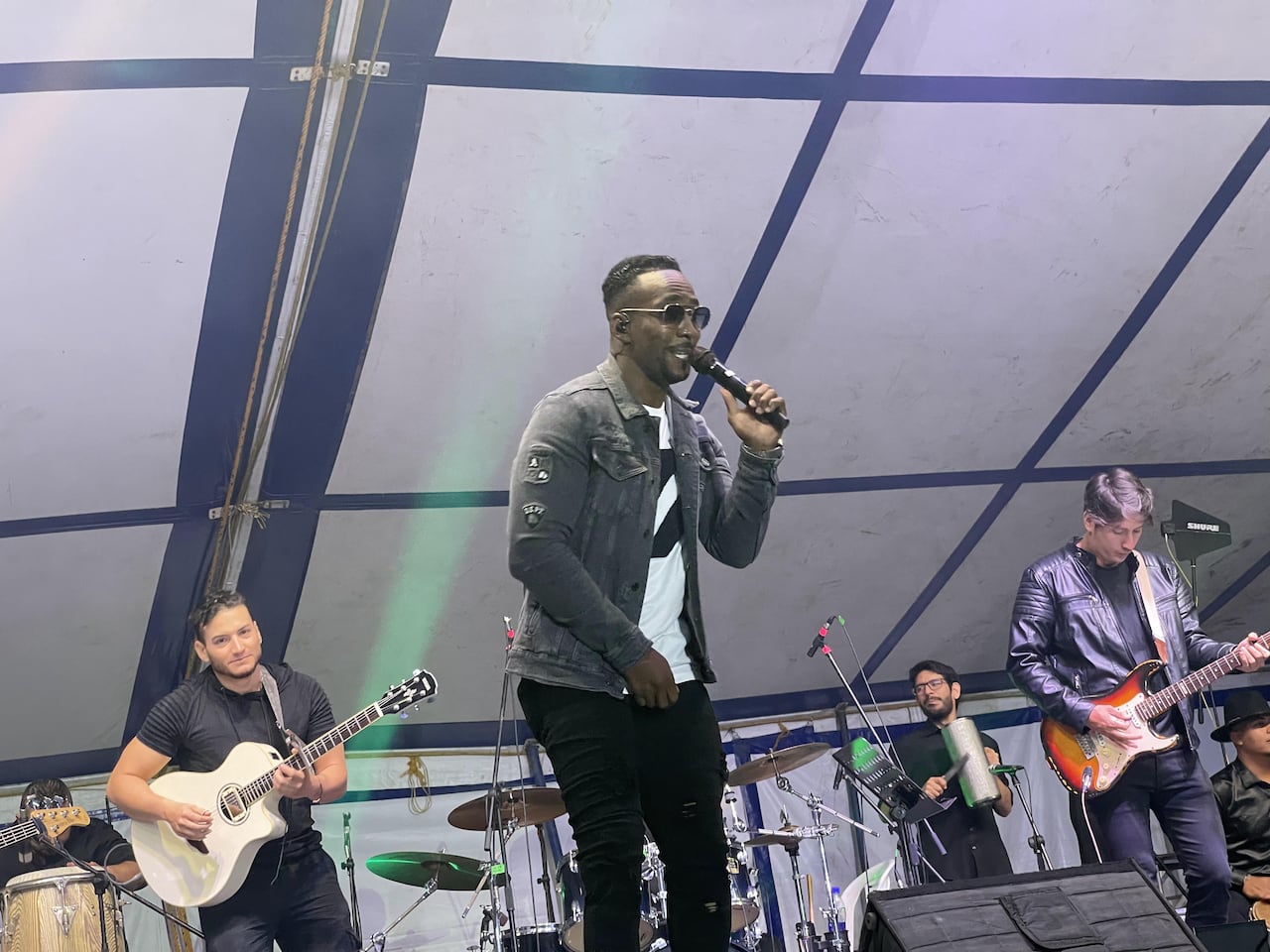 Su nombre artístico es John Freddy Santos e interpreta bachata. Su primer sencillo tras su vida militar, Te confieso (2018), marcó el inicio de su carrera musical. Este mes lanza El dolor de una traición.