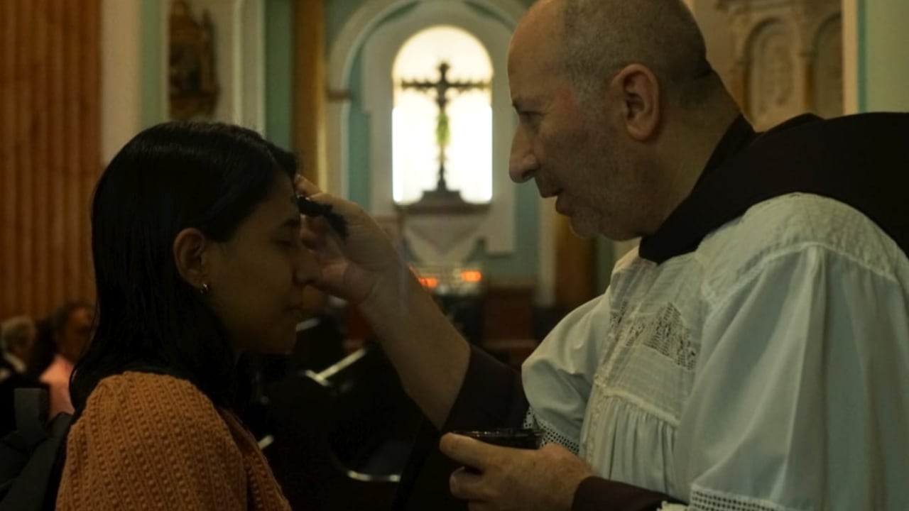 Decenas de feligreses han llegado durante las primeras horas de la mañana para participar de la eucaristía e imponerse la ceniza que da apertura a la cuaresma que culminará con la semana santa.