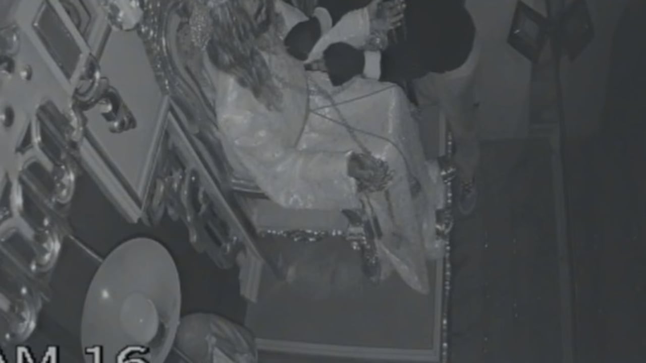 Este fue el momento cuando el antisocial se apodera de los elementos decorativos de la imagen de Jesús de Nazareno de la parroquia de El Tambo, Nariño