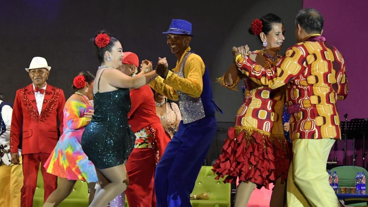 Bailarines caleños deslumbraron en la apertura del Festival Mundial de Salsa con vestuarios llenos de brillo y color.