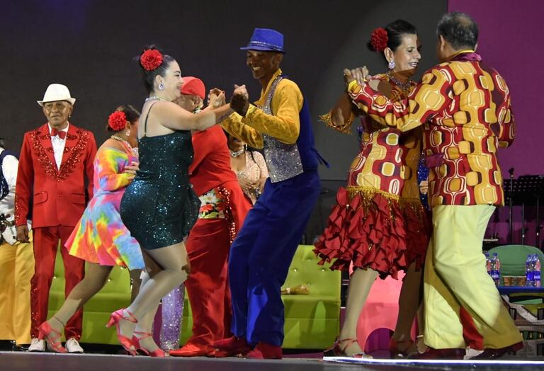 Bailarines caleños deslumbraron en la apertura del Festival Mundial de Salsa con vestuarios llenos de brillo y color.