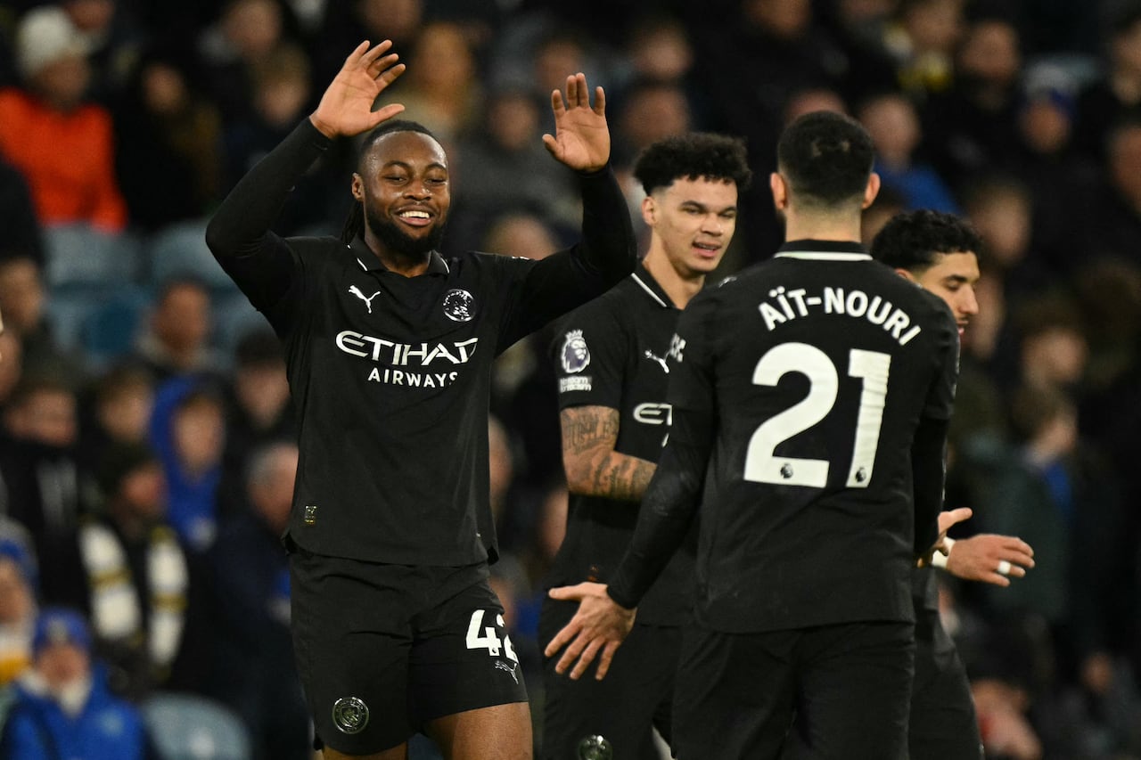 El centrocampista ghanés #42 del Manchester City, Antoine Semenyo (izq.), celebra con el defensa argelino #21 del Manchester City, Rayan Ait-Nouri (der.), tras anotar el primer gol del partido de la Premier League inglesa entre el Leeds United y el Manchester City en Elland Road, Leeds, en el norte de Inglaterra, el 28 de febrero de 2026. (Foto: Oli SCARFF / AFP)