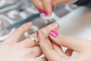 Mantenga sus manos impecables con este sencillo truco para eliminar los 'padrastros' sin ningún tipo de molestia.