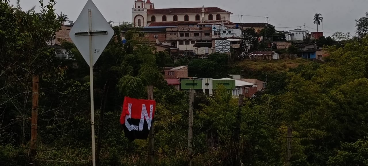 Los habitantes de la población de El Tambo, Cauca, reportaron que en la mañana de este lunes apareció esta bandera de los elenos en uno de los accesos viales a este municipio.
