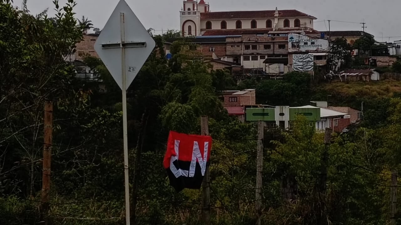 Los habitantes de la población de El Tambo, Cauca, reportaron que en la mañana de este lunes apareció esta bandera de los elenos en uno de los accesos viales a este municipio.