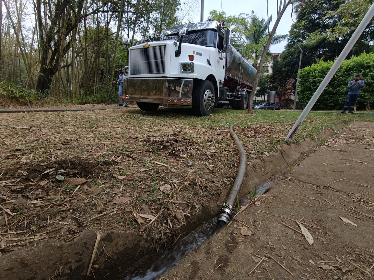 Funcionarios de la CVC descargan 44.000 litros de agua extraída de pozo autorizado para rehidratar el vaso del humedal El Limonar en la Comuna 17.