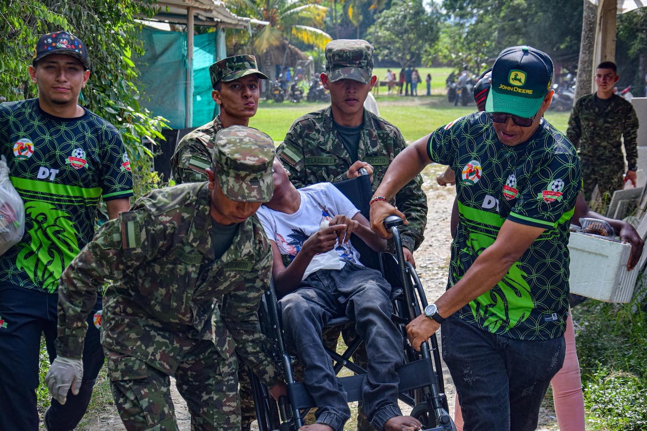 Ejército Nacional y Fundación Arturo Calle llevaron regalos de Navidad a más de 200 adultos mayores y familias vulnerables en Tuluá