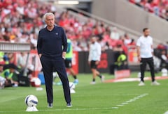 José Mourinho durante un partido con el Benfica de Portugal.