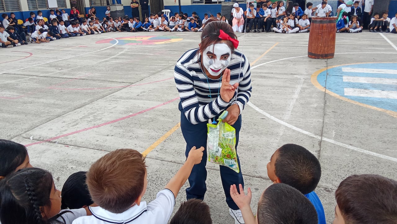 Con caracterizaciones de personajes clásicos de la televisión como El Chavo del Ocho y Los Picapiedra, los abuelitos del Hogar San Vicente de Paúl llenaron de risas y color el patio de la institución educativa.