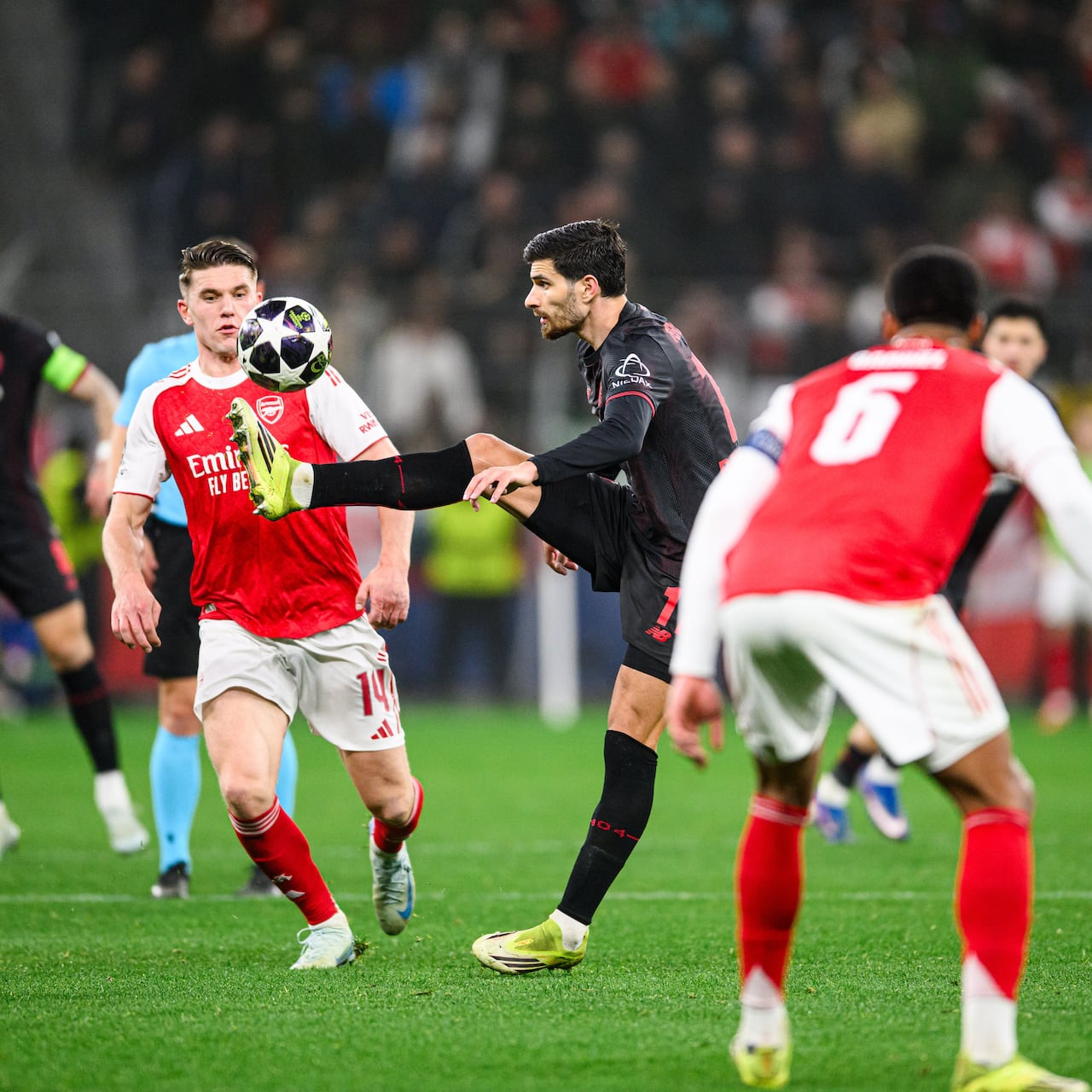 Imagen del partido entre Bayer Leverkusen y Arsenal por la Champions League.