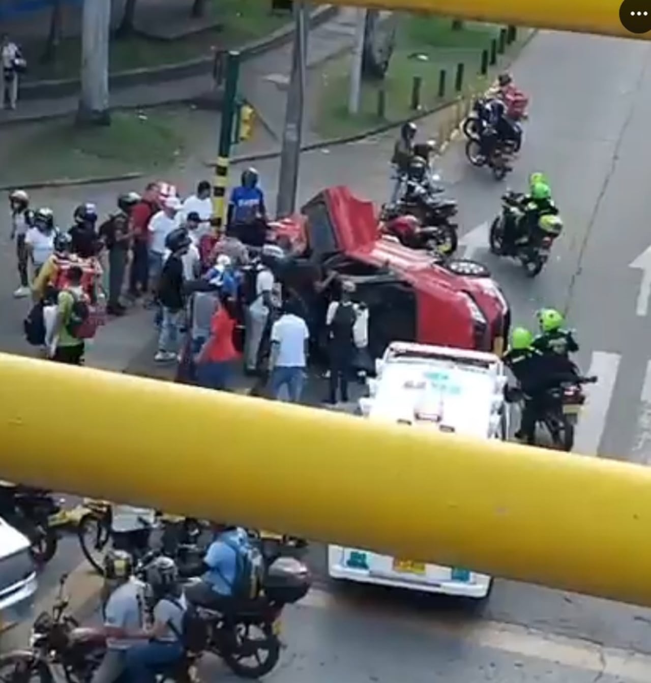 Conductor perdió el control y volcó su carro en la Suroriental
