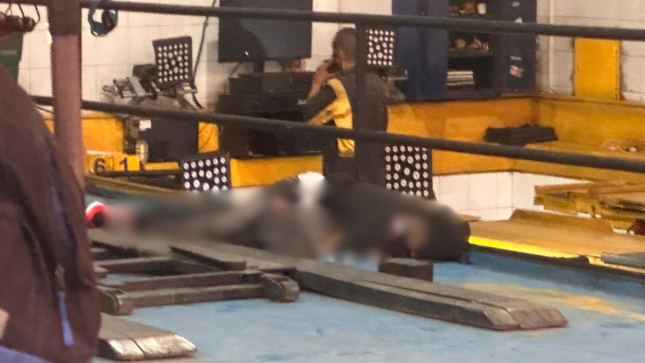 Uno de los dos hombres señalados de participar en el hecho murió en el lugar, mientras que el otro habría escapado.