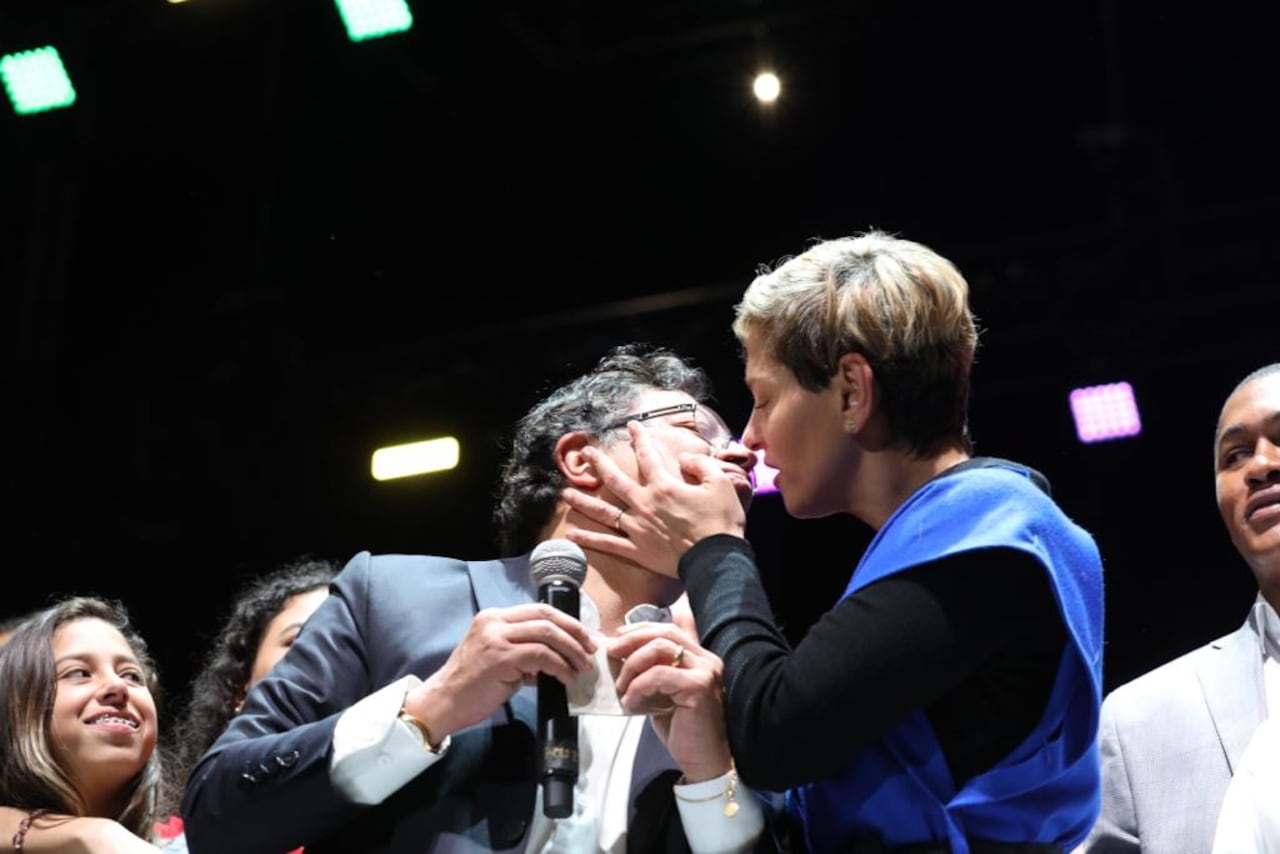 Celebración del triunfo de Gustavo Petro en Movistar Arena con Veronica Alcocer