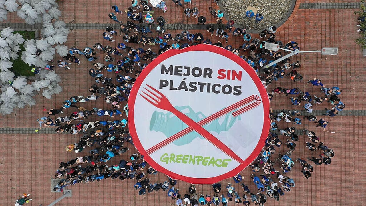 Nuevo informe alerta sobre microplásticos y químicos tóxicos en comidas preparadas calentadas en plástico