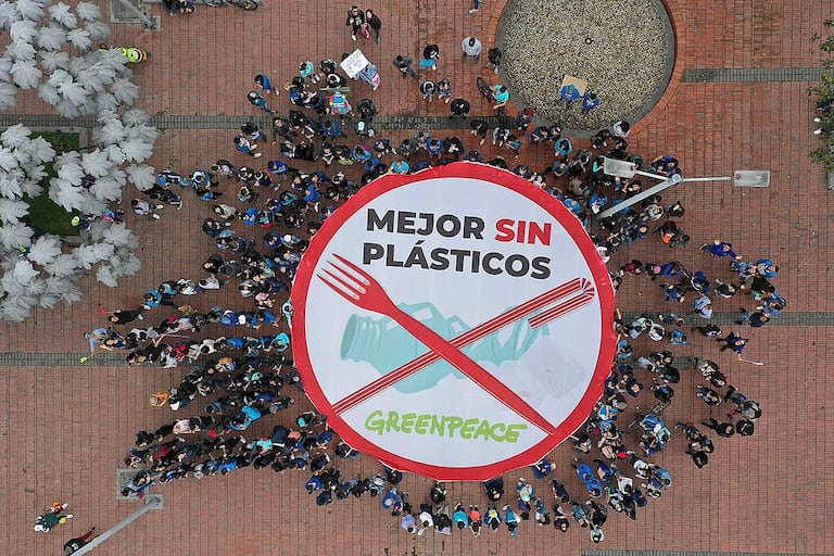Nuevo informe alerta sobre microplásticos y químicos tóxicos en comidas preparadas calentadas en plástico