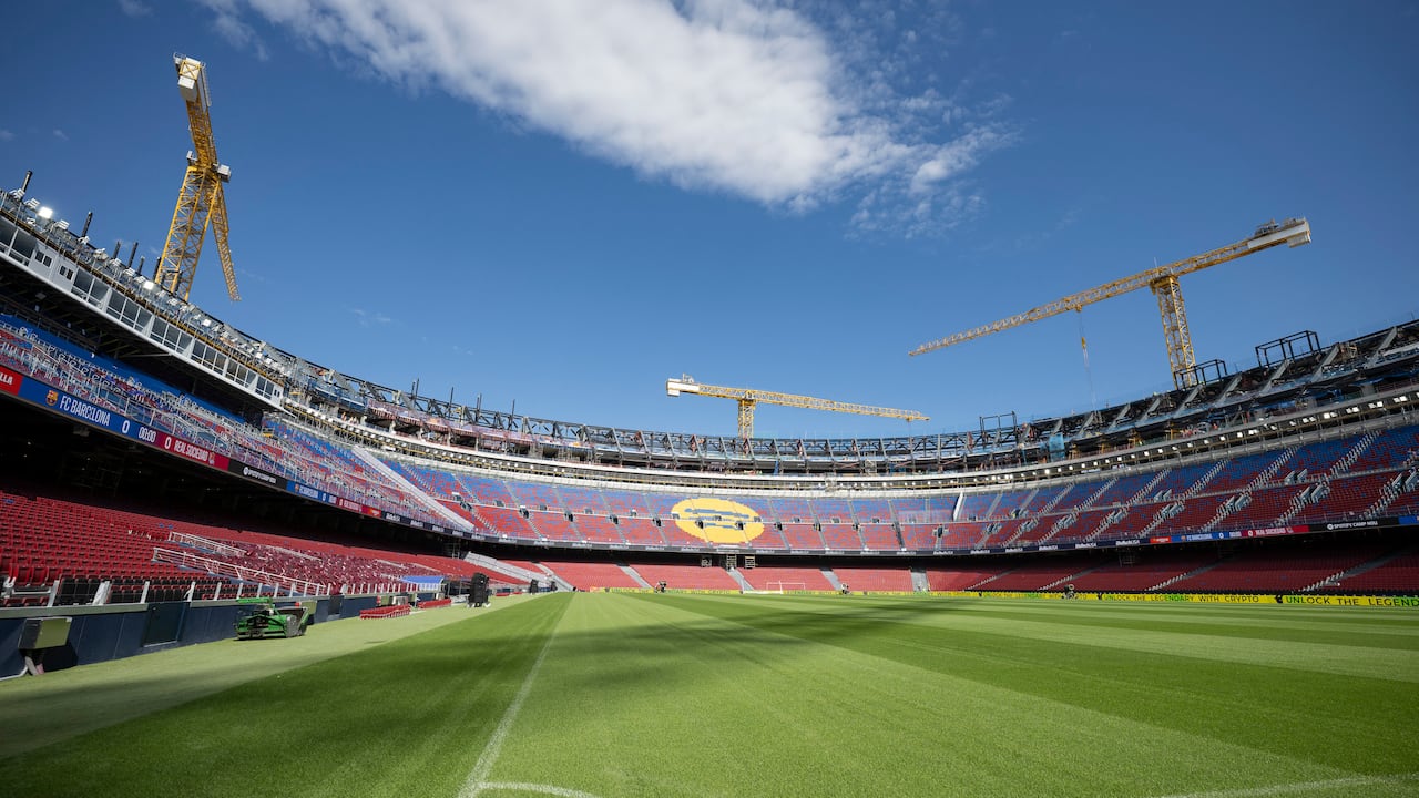 Una imagen tomada el 23 de septiembre de 2025 muestra el recién renovado Estadio Camp Nou del FC Barcelona. Las autoridades del FC Barcelona afirman que el estadio está listo para reabrir y que están a la espera de la autorización de las autoridades locales para poder albergar el primer partido en el renovado Camp Nou. (Foto de Josep LAGO / AFP)