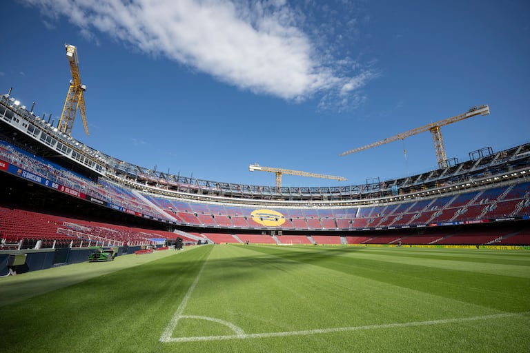 Una imagen tomada el 23 de septiembre de 2025 muestra el recién renovado Estadio Camp Nou del FC Barcelona. Las autoridades del FC Barcelona afirman que el estadio está listo para reabrir y que están a la espera de la autorización de las autoridades locales para poder albergar el primer partido en el renovado Camp Nou. (Foto de Josep LAGO / AFP)