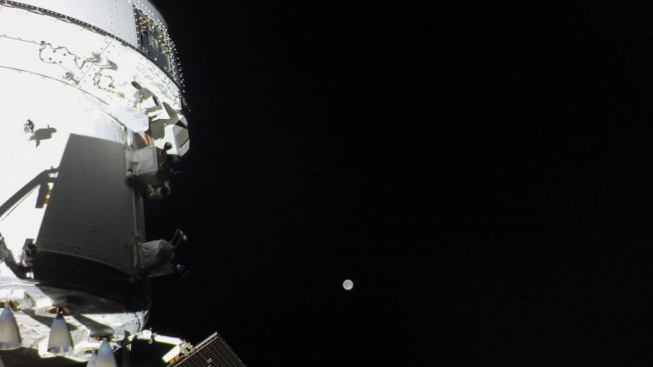 Esta imagen proporcionada por la NASA muestra la nave espacial Orion con la Luna en la distancia, capturada por una cámara en la punta de una de sus alas del panel solar, el 3 de abril de 2026. Mientras los astronautas Artemis II avanzaban en su misión lunar, la NASA publicó imágenes iniciales tomadas desde la nave espacial Orion, incluido un retrato completo de la Tierra con sus océanos de un azul profundo y sus nubes ondulantes. Después de una ráfaga de actividad de alto riesgo que incluyó un espectacular despegue y el encendido de un motor que los catapultó en su trayectoria histórica para rodear la Luna, los cuatro astronautas a bordo pudieron recuperar el aliento, incluso mientras continuaban realizando una variedad de comprobaciones y pruebas de equipos. (Foto de NASA/AFP) / RESTRINGIDO A USO EDITORIAL - CRÉDITO OBLIGATORIO "AFP PHOTO/NASA" - NO HAY MARKETING NO HAY CAMPAÑAS PUBLICITARIAS - DISTRIBUIDO COMO SERVICIO A LOS CLIENTES