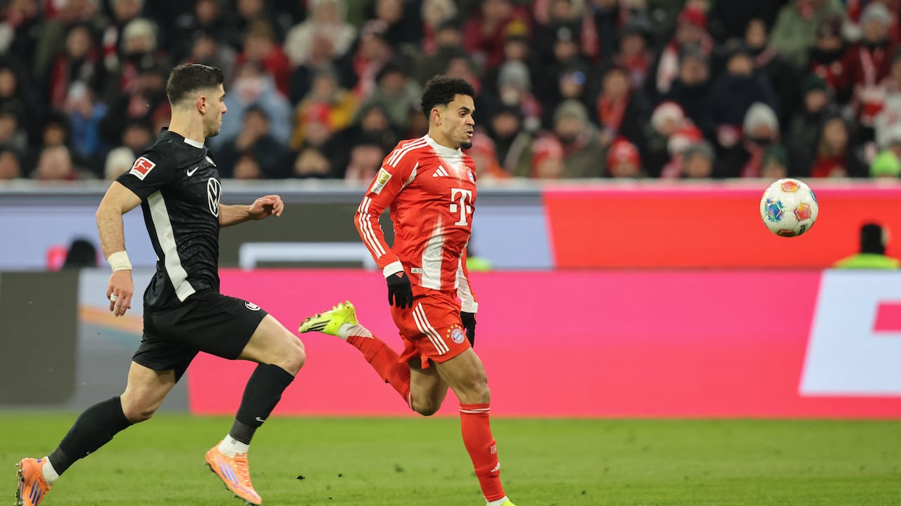 El delantero colombiano #14 del Bayern Múnich, Luis Díaz (der.), y el defensa griego #04 del Wolfsburgo, Konstantinos Koulierakis, disputan el balón durante el partido de la Bundesliga alemana entre el FC Bayern Múnich y el VfL Wolfsburgo en Múnich, sur de Alemania, el 11 de enero de 2026. (Foto de Alexandra BEIER / AFP)