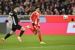 El delantero colombiano #14 del Bayern Múnich, Luis Díaz (der.), y el defensa griego #04 del Wolfsburgo, Konstantinos Koulierakis, disputan el balón durante el partido de la Bundesliga alemana entre el FC Bayern Múnich y el VfL Wolfsburgo en Múnich, sur de Alemania, el 11 de enero de 2026. (Foto de Alexandra BEIER / AFP)