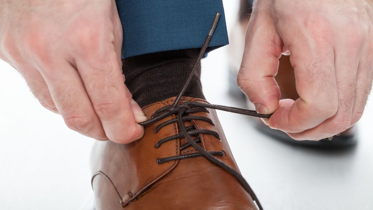 Amarrarse los zapatos.