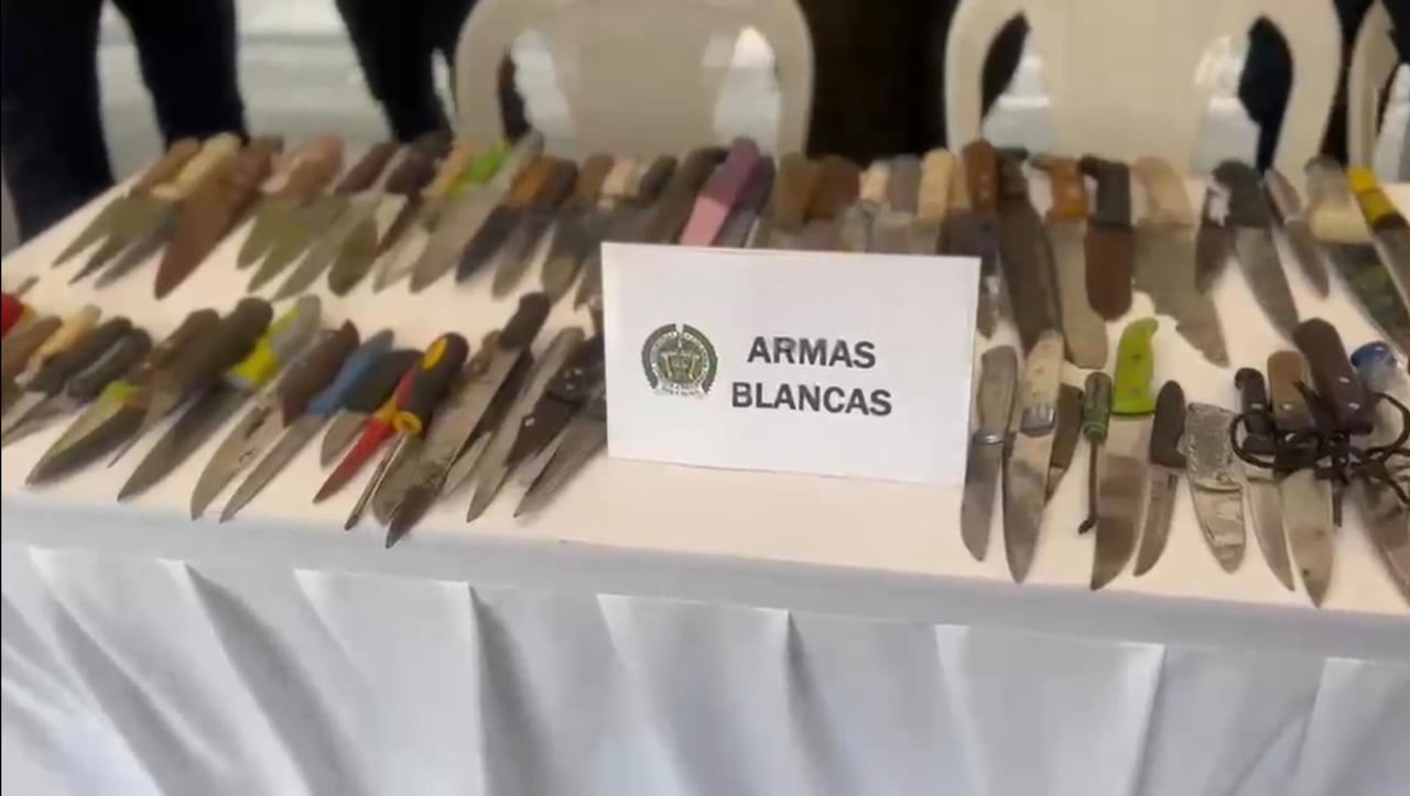 Durante el operativo fueron incautadas decenas de armas blancas y algunas armas de fuego.