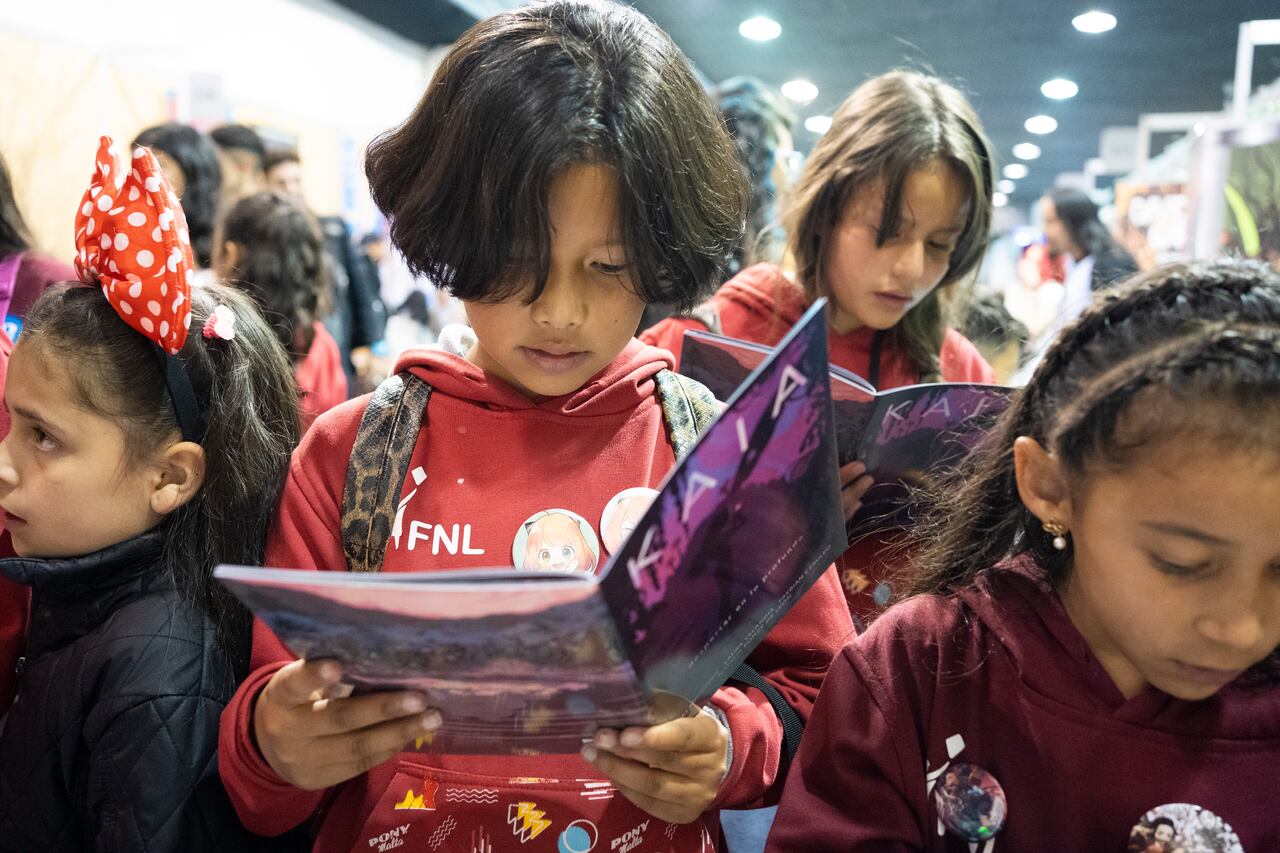 Niños leyendo cómic de Natalia Ponce de León