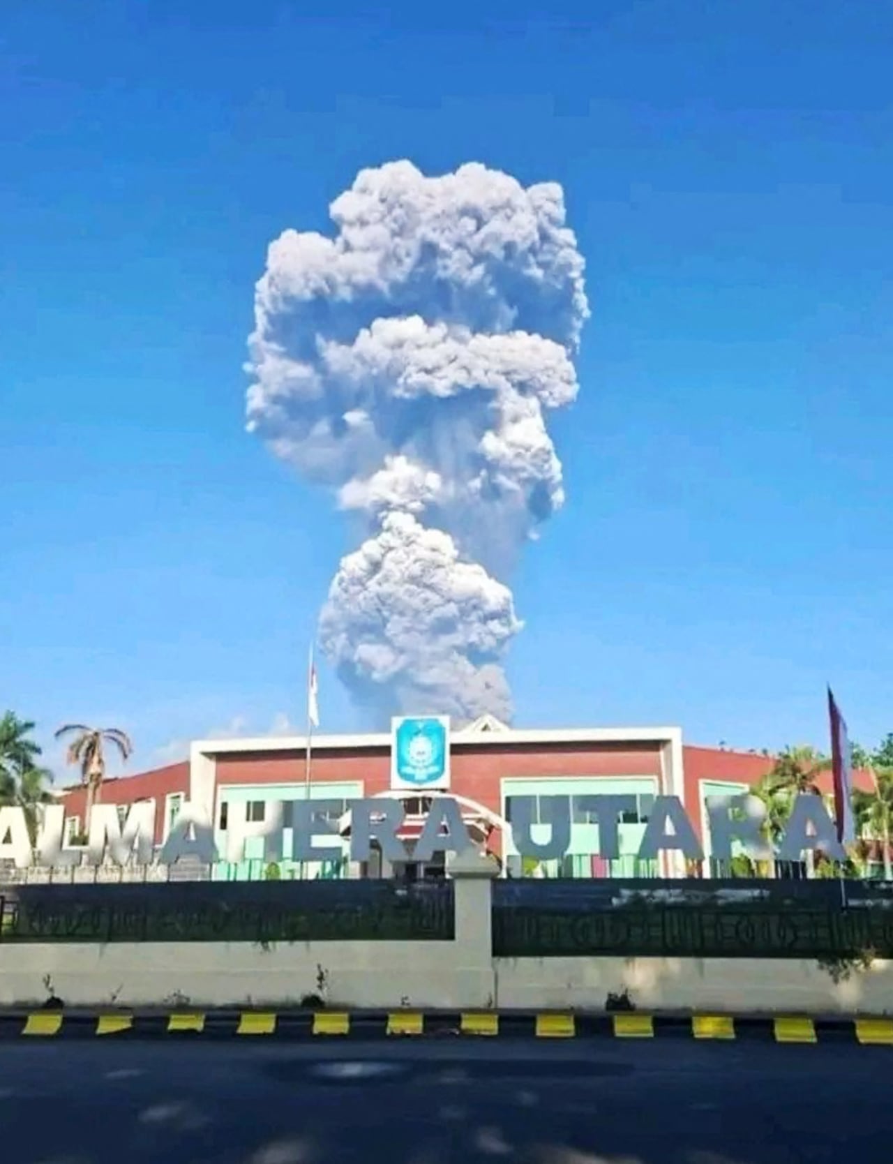 La imponente columna de ceniza y humo del monte Dukono se elevó hasta los 10 kilómetros de altura, dificultando las tareas de rescate y visibilidad en la provincia de Halmahera del Norte.