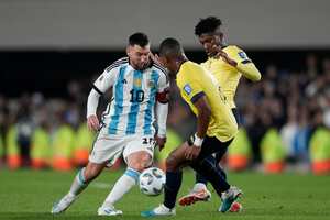 El capitán argentino Lionel Messi, a la izquierda, disputa la pelota con Carlos Gruezo, en el centro, y José Cifuentes, a la derecha, ambos de Ecuador, durante el partido de las eliminatorias sudamericanas para el Mundial 2026 en el estadio Monumental de Buenos Aires, el jueves 7 de septiembre de 2023. (AP Foto/Natacha Pisarenko)