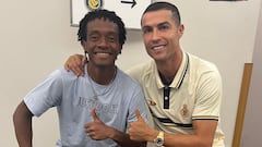 Cuadrado, abrazado con Cristiano Ronaldo tras el final del partido.