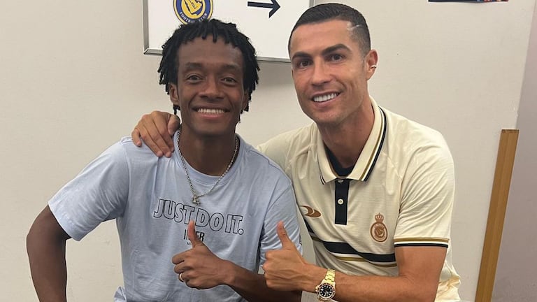 Cuadrado, abrazado con Cristiano Ronaldo tras el final del partido.