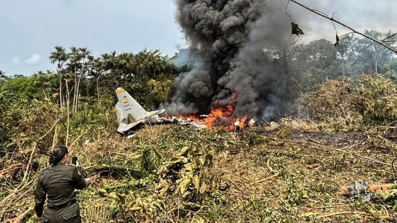 Llamas y una densa columna de humo negro se elevan desde un avión Hércules de la Fuerza Aeroespacial que se estrelló durante el despegue en Puerto Leguízamo, Putumayo.