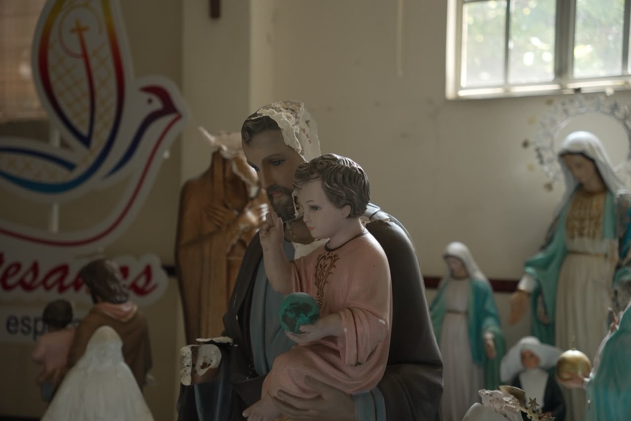 Algunas de las imágenes de la capilla también resultaron afectadas por el terremoto.
