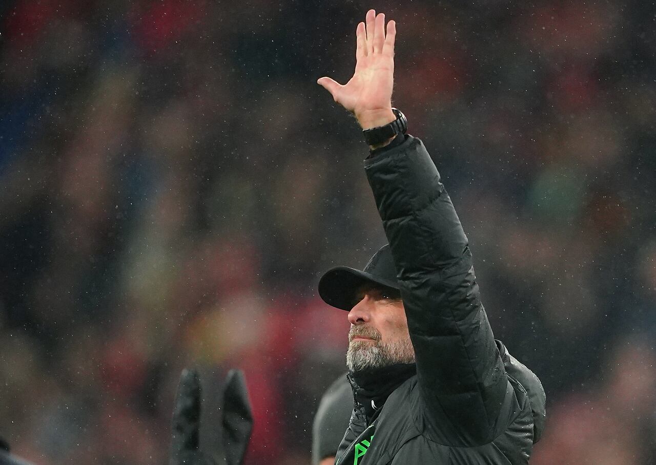 Klopp saludando a la afición tras la victoria del Liverpool ante Newcastle.