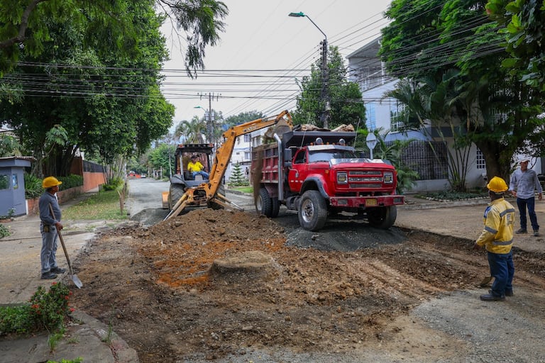 Un total de 7 tramos de la Comuna 17 de Cali, están siendo rehabilitados, para mejorar la movilidad en esta zona del sur de la ciudad.