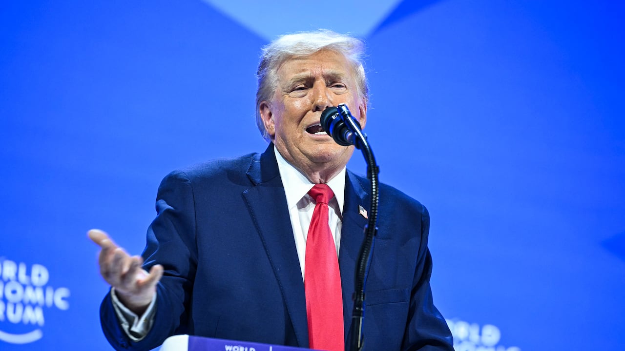 262 / 5.000
El presidente de Estados Unidos, Donald Trump, hace un gesto durante su discurso especial durante la reunión anual del Foro Económico Mundial (FEM) en Davos el 21 de enero de 2026.