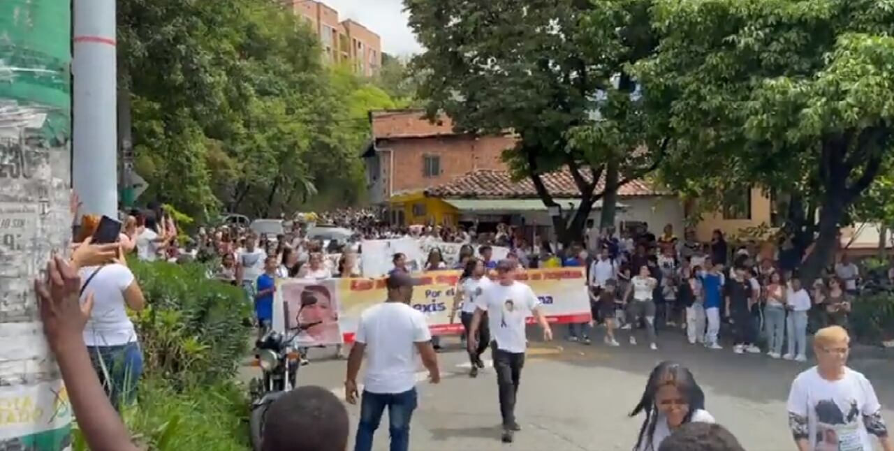 La comunidad acompañó masivamente el sepelio de Alexis López hasta el cementerio de La América.