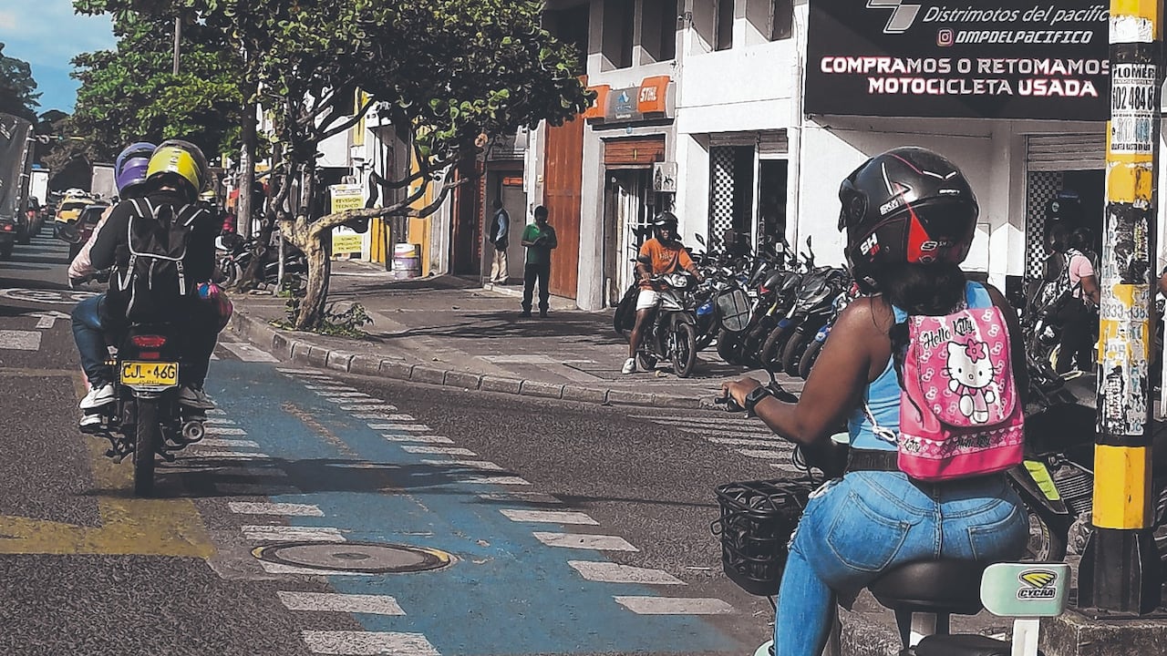 Decenas de motos eléctricas sin matrícula circulan a diario por las calles de Cali. Su utilización de las ciclorrutas genera debate sobre la falta de regulación y de seguridad.