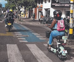 Decenas de motos eléctricas sin matrícula circulan a diario por las calles de Cali. Su utilización de las ciclorrutas genera debate sobre la falta de regulación y de seguridad.