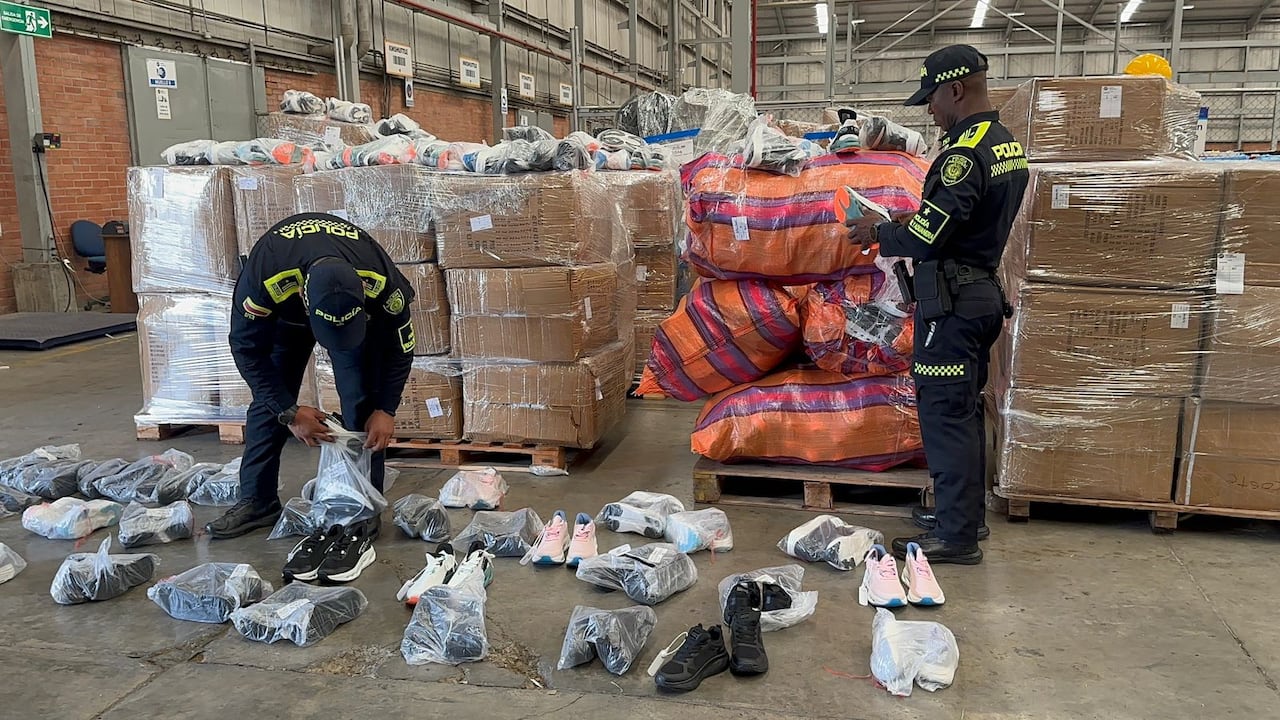 Autoridades confirmaron que la mercancía fue detectada durante controles en la noche y pertenecería a diferentes marcas.