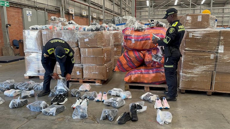 Autoridades confirmaron que la mercancía fue detectada durante controles en la noche y pertenecería a diferentes marcas.
