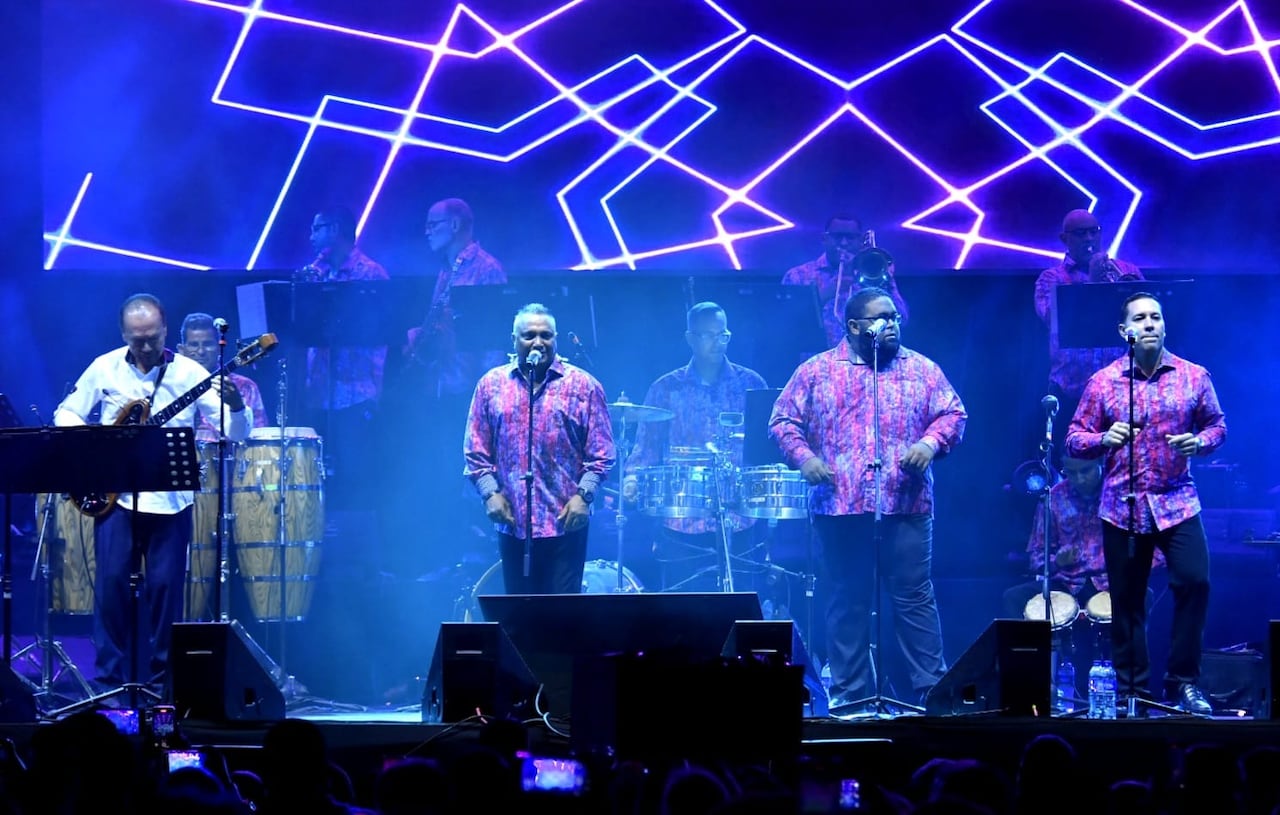 El maestro Bobby Valentín en concierto en el Diamante de Béisbol en el marco de los cumpleaños de Cali.