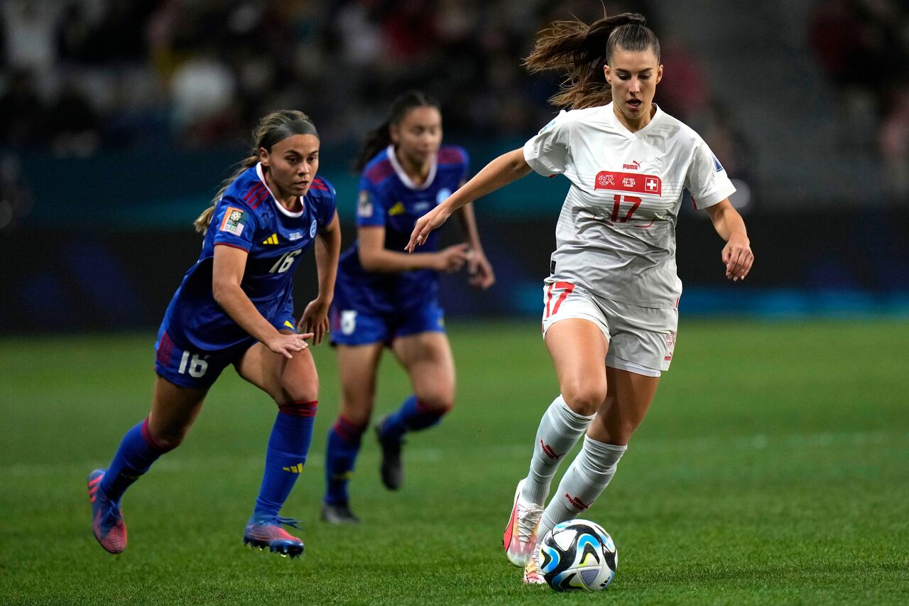 Seraina Piubel de Suiza, a la derecha, y Sofia Harrison de Filipinas compiten por el balón durante el partido de fútbol del Grupo A de la Copa Mundial Femenina entre Filipinas y Suiza en Dunedin, Nueva Zelanda, el viernes 21 de julio de 2023. (Foto AP/Alessandra Tarantino)