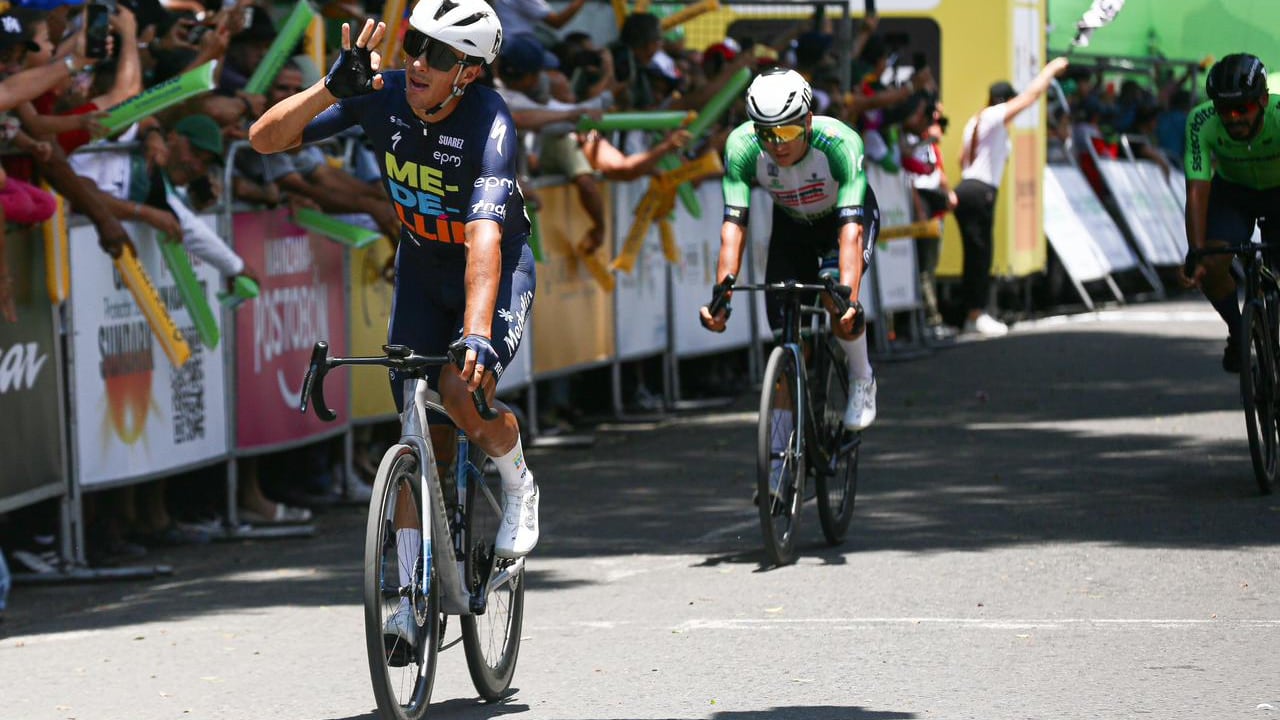 Wilmar Paredes, del Team Medellín, gana la octava etapa del Clásico RCN 2025, en Buga, Valle del Cauca.