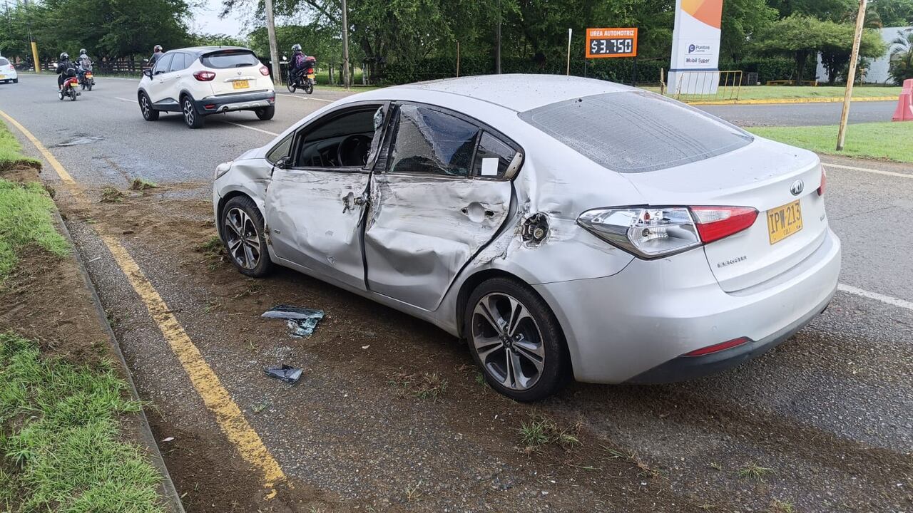 Segundo vehículo afectado por el choque generado por la buseta escolar en la vía Panamericana.