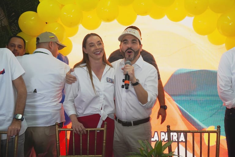 Edna Tafur, aspirante a la Cámara de Representantes, y el candidato presidencial, Abelardo de la Espriella.