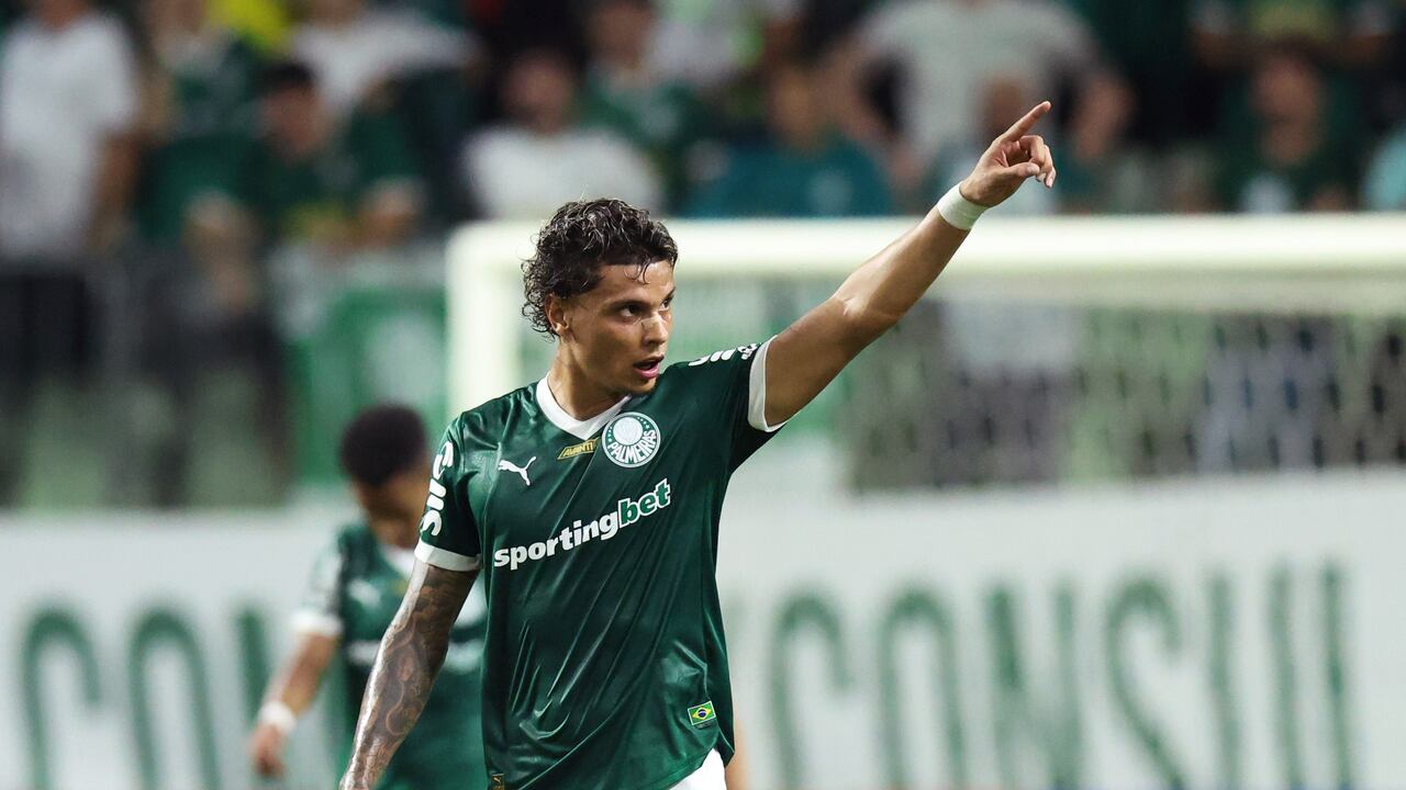 SAO PAULO, BRAZIL - APRIL 09: Richard Rios of Palmeiras celebrates after scoring the team's first goal during the Copa CONMEBOL Libertadores 2025 Group G match between Palmeiras and Cerro Porteño at Allianz Parque on April 09, 2025 in Sao Paulo, Brazil. (Photo by Alexandre Schneider/Getty Images)
