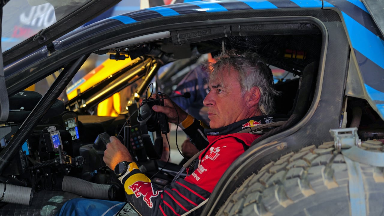 El piloto español de Ford M-Sport, Carlos Sainz, se sienta en su coche tras una sesión de entrenamientos previa al Rally Dakar 2025, en Bisha, el 1 de enero de 2025. El Rally Dakar 2025 se celebrará del 3 al 17 de enero de 2025. (Foto de Valery HACHE / AFP)