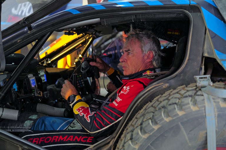 El piloto español de Ford M-Sport, Carlos Sainz, se sienta en su coche tras una sesión de entrenamientos previa al Rally Dakar 2025, en Bisha, el 1 de enero de 2025. El Rally Dakar 2025 se celebrará del 3 al 17 de enero de 2025. (Foto de Valery HACHE / AFP)